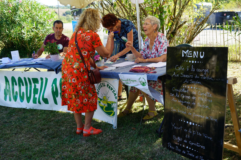 Accueil convivial pour les participants au repas paysan.