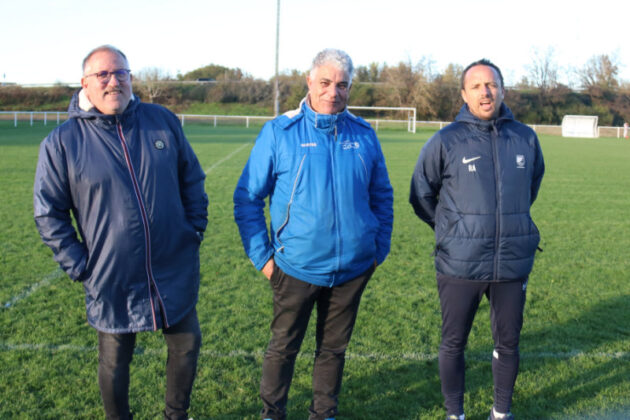 Au centre, le Président de Confluences FC Fatah Salmi entouré des 2 CTD, Romaric Arnon et Daniel Tristan _Crédit photo Jpb