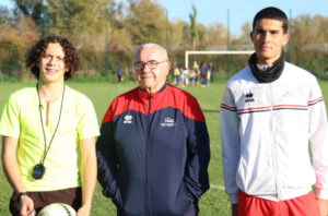 De droite à gauche le coach Ismaël, le photographe Jp et l'arbitre le jeune Adem_Crédit photo Jpb