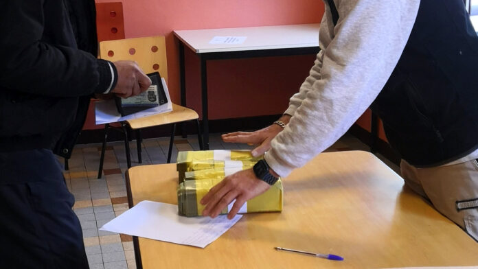 Distribution de sacs jaunes pour les nouveaux arrivants à Moissac_Crédit photo Ebo