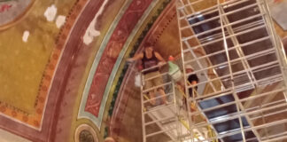 Restauration de l’Église de Boudou : un patrimoine précieux ressuscite La restauratrice au travail_Crédit photo Mairie de Boudou