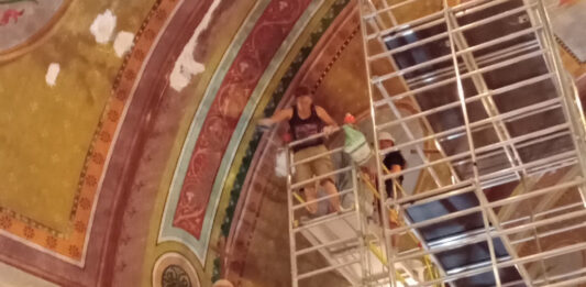 La restauratrice au travail_Crédit photo Mairie de Boudou