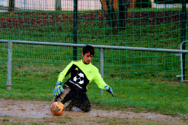 Le jeune gardien LÉO de Confluences FC en action_Crédit photo Jpb