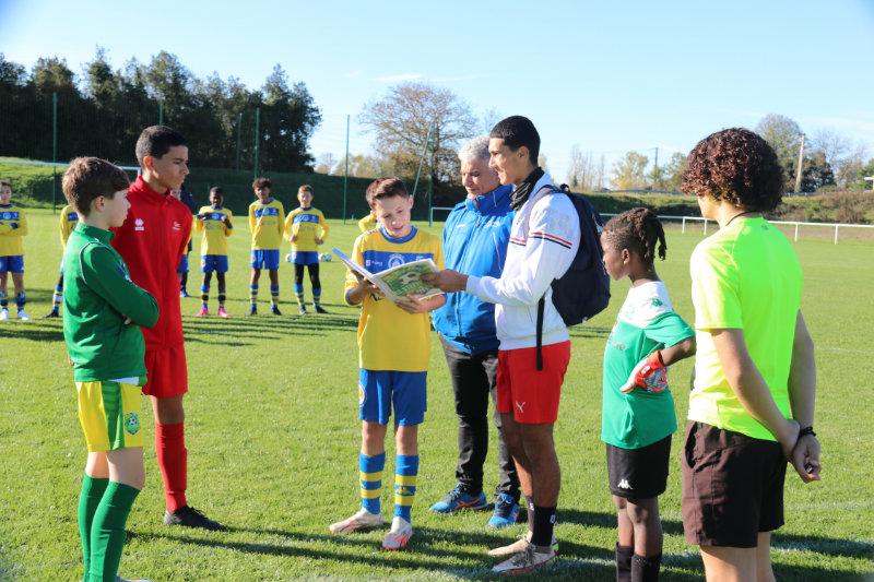 Lecture de la charte de bonne conduite et du Respect sur le terrain avant le match _Crédit photo Jpb