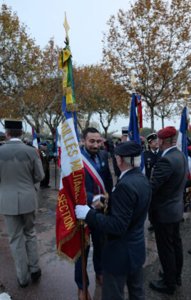 Romain Lopez, maire de Moissac, rendant hommage aux portes drapeaux