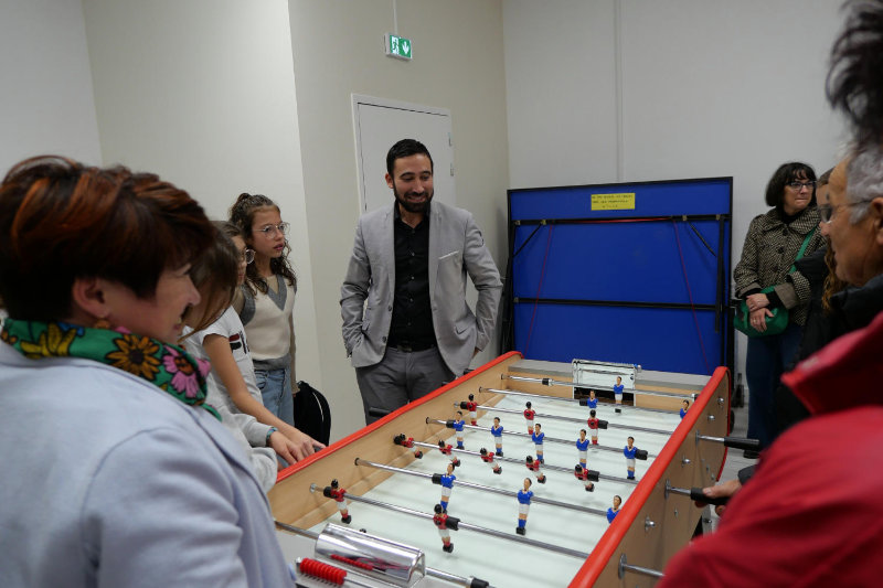 Romain Lopez avec les adolescents du centre de loisirs qui partagent leurs impressions_Crédit photo EBO