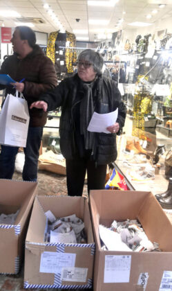 Christiane Gasquet, présidente de l'association Plein Vent, supervise le tirage au sort.