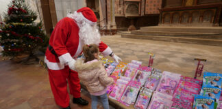 Distribution de jouets de Noël par l’association Plein Vent Distribution de jouets de Noël par l'association Plein Vent à l’église Saint-Jacques