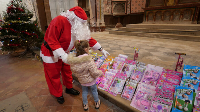 Distribution de jouets de Noël par l'association Plein Vent à l’église Saint-Jacques