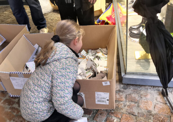 Le tirage a été confié à des mains innocentes parmi les enfants, les passants et les spectateurs présents.