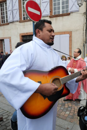 Les chanteurs Wallisiens qui ont accompagné la procession