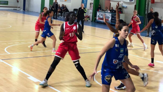 Les filles U18 (en rouge) opposées aux joueuses de Caussade_Crédit photo MCBB