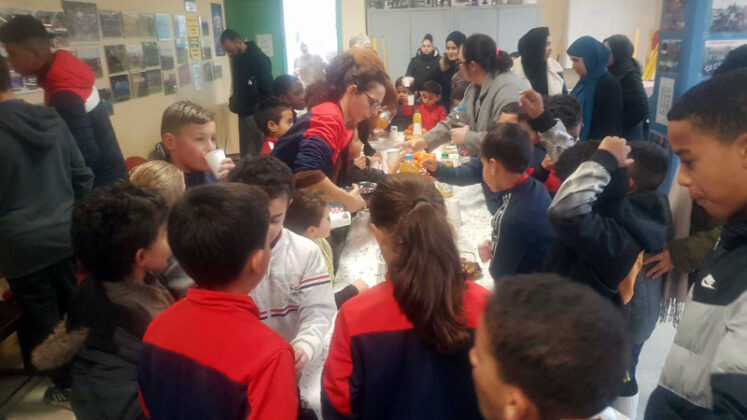 Les jeunes joueurs ont apprécié le goûter de fin d'année préparé par les parents_Crédit photo Jpb