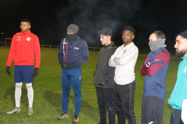 Les joueurs attentifs au discours du coach_Crédit photo Jpb