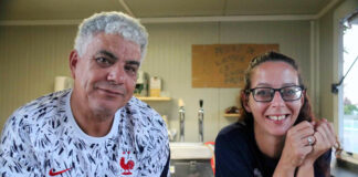 Lynda Vallez, éducatrice exemplaire au cœur de Confluences FC Lynda Vallez avec le président du club Fatah Salmi_Crédit photo Jpb