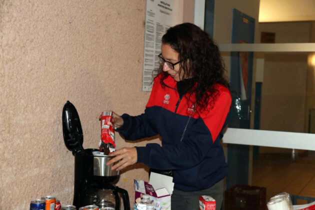 Lynda les soirs de match et son excellent café_Crédit photo Jpb