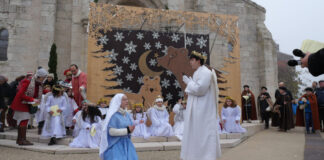 Au cœur de la tradition avec la procession de Noël Première scène devant l'église Saint-Jacques, où l'ange Gabriel est apparu à l'adolescente Marie