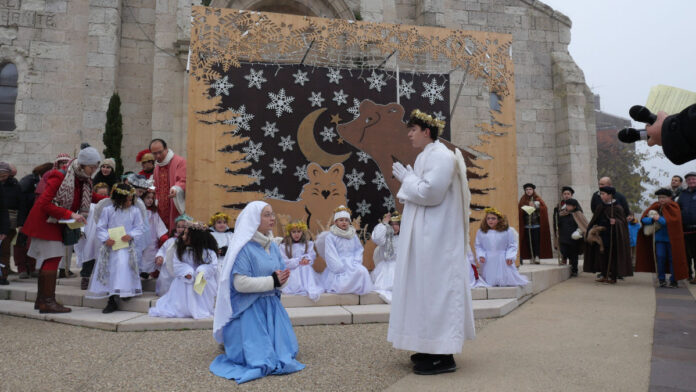 Première scène devant l'église Saint-Jacques, où l'ange Gabriel est apparu à l'adolescente Marie