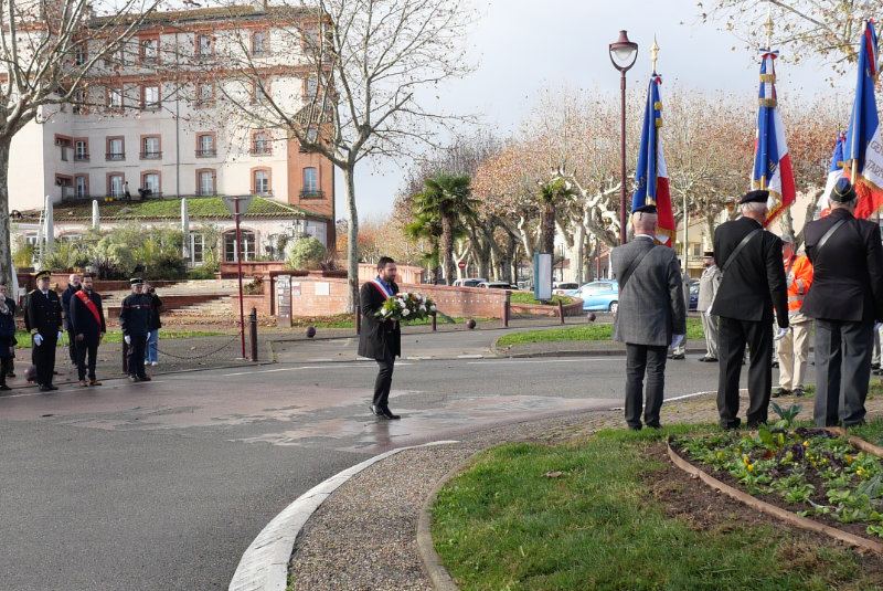 Romain Lopez procédant au dépot de gerbe_Crédit photo EBO