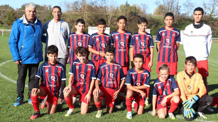 Equipe des U13 de Confluences FC avec le président Fatah Salmi_Crédit photo Jpb