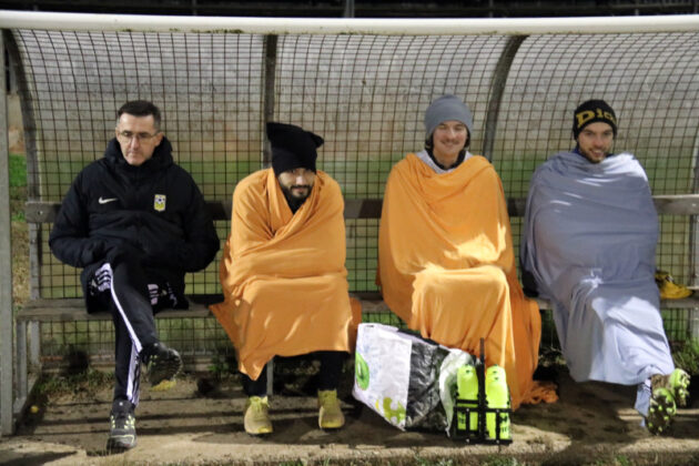 Il faisait froid sur le banc de touche_Crédit photo Jpb