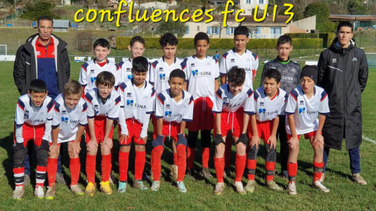 L'équipe U13 arborant fièrement leur nouvelle tenue