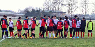 Un samedi plein d’émotions pour les jeunes U13 et U14 de Confluences FC Les jeunes joueurs respectant le protocole d'avant match_Crédit photo Jpb