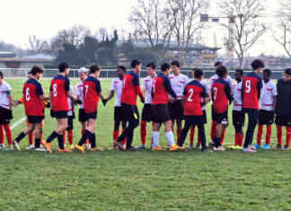 Un samedi plein d’émotions pour les jeunes U13 et U14 de Confluences FC Les jeunes joueurs respectant le protocole d'avant match_Crédit photo Jpb