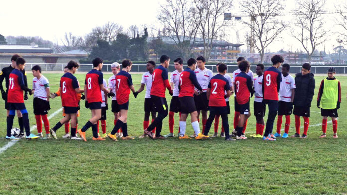 Les jeunes joueurs respectant le protocole d'avant match_Crédit photo Jpb