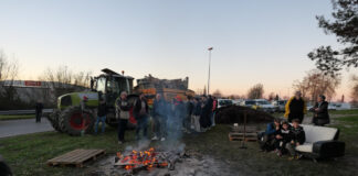 Colère agricole : le cri d’une Terre en souffrance résonne sur le giratoire de l’A62 à Castelsarrasin agriculteur-castlessarasin-barrage