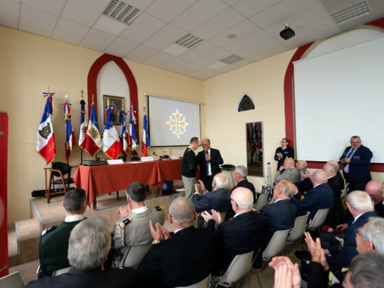 Le Colonel Wierzbinski saluant chaleureusement le Colonel Fabrice Duda, actuel Délégué Militaire Départemental du Tarn-et_Garonne