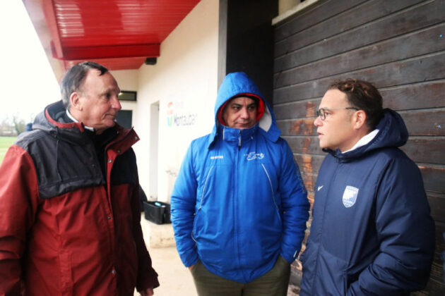 Le president du district du Tarn et Garonne Jérôme Boscari avec Fatah Salmi (président de Cfc) et Bernard Ficorella Secrétaire de cfc_Crédit photo Jpb