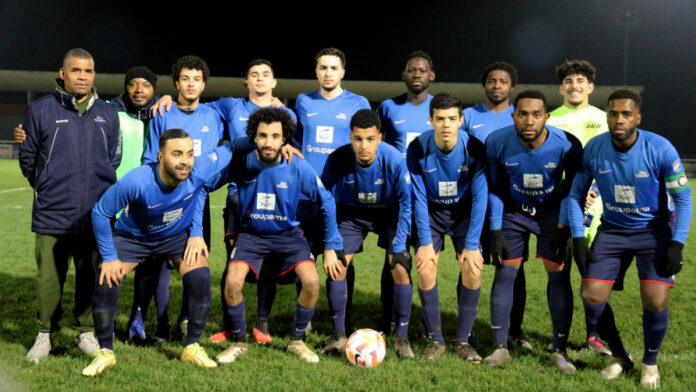 L'équipe du Confluences FC, comprenant cinq jeunes talents des U18 provenant de son école de football_Jpb