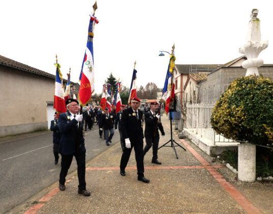 Les porte-drapeaux en route vers le Monument aux Morts de Saint-Nauphary.