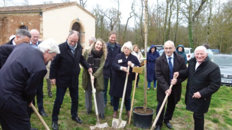 Plantation d'un arbre commémoratif pour les 30 ans de l'association