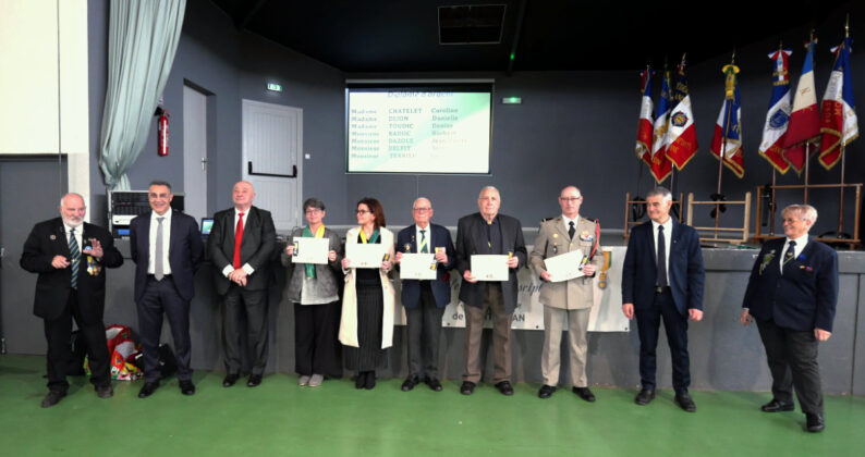 Remise des diplômes d'honneur aux adhérents.