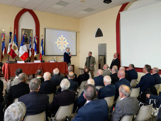 Sœur Jacqueline et le Colonel Blonde ont présenté le père Ormières et l’organisation centre.