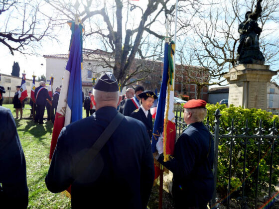 La directrice de cabinet du Préfet, saluant les porte-drapeaux