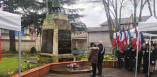 Castelsarrasin rend hommage aux victimes du terrorisme « sous les larmes du ciel » Le maire de Castelsarrasin aux côtés de Mme Lhuissier victime du terrorisme.