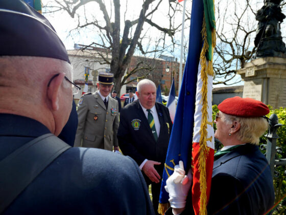 Le président de la SNEMM82 saluant les porte-drapeaux