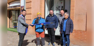 Moissac remet le drapeau de l’UE aux agriculteurs en soutien contre la politique de Bruxelles Moissac Romain Lopez remet le drapeau de l'UE aux représentants de la Coordination rurale de Tarn-et-Garonne