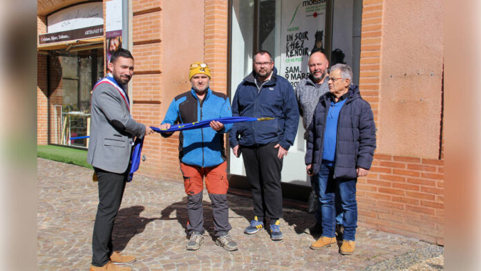 Moissac Romain Lopez remet le drapeau de l'UE aux représentants de la Coordination rurale de Tarn-et-Garonne