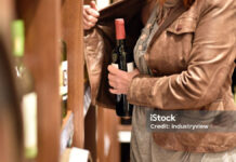 Montauban. Un couple vole 440€ de champagne haut de gamme dans une grande surface Crédit photo industryview-istockphoto