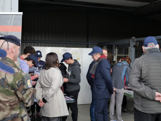 Monsieur le Préfet au stand des Archives Départementales