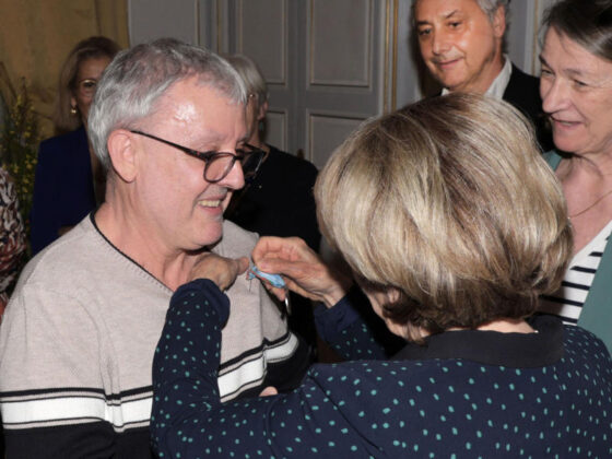 Patrick Fonzes qui reçoit la médaille d’argent du tourisme_Crédit photo Patrick Ficher Ville de Montauban