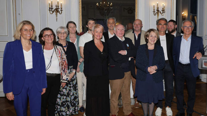 Remise de la médaille du Tourisme_Jean-Claude Bardet entouré des élus de la Ville_Crédit photo Patrick Fisher Ville de Montauban