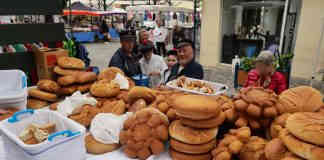 Moissac. Fêtes de Pentecôte : tradition, partage et convivialité autour des pains bénis Distribution des pains bénis_Crédit photo JDJ