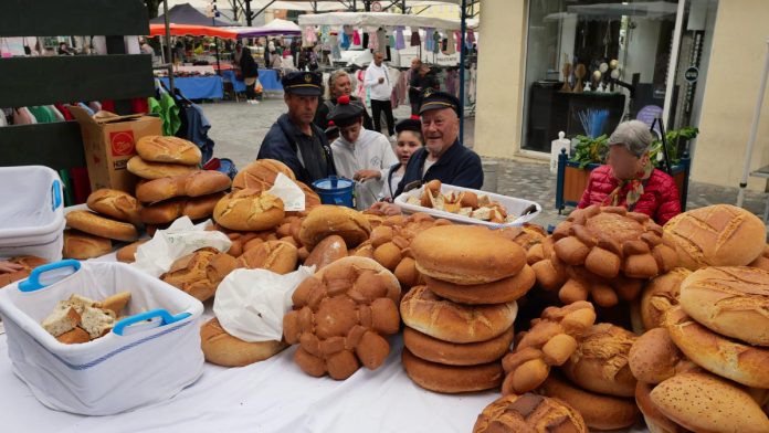 Distribution des pains bénis_Crédit photo JDJ