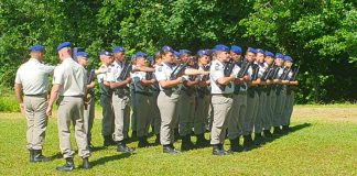 Bressols. Passation de Commandement au 9e RSAM : le Capitaine Damien succède au Capitaine Laura Passation de commandement 9eRSAM 2e escadrille