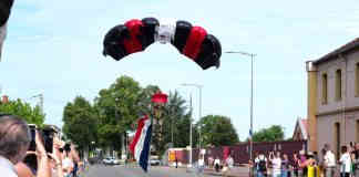 Montauban. Un défilé du 14 Juillet entre terre et ciel avec les parachutistes du 17e RGP Défilé du 14 juillet Montauban